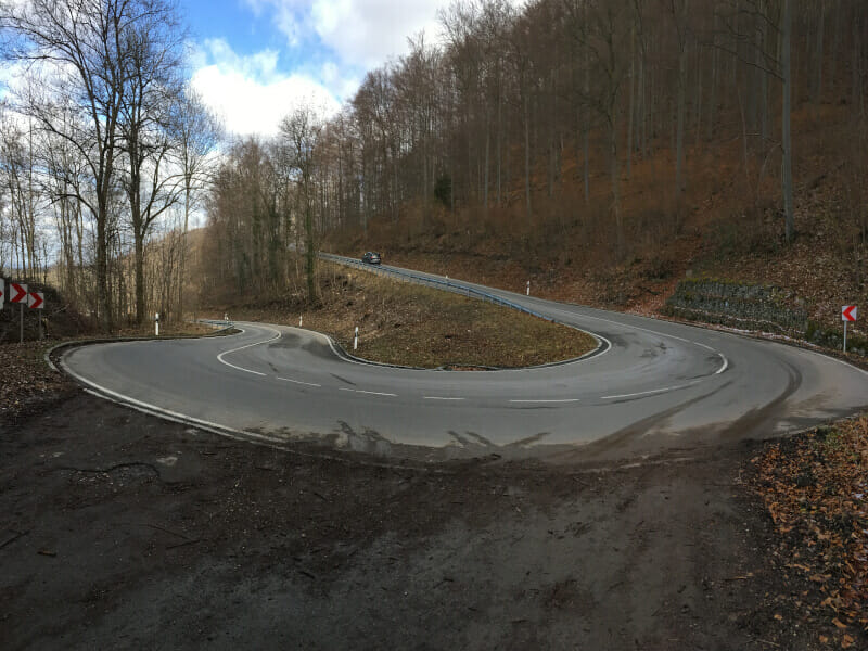 Kurve hinter Neidlingen: Es geht den Berg hinauf - Pfannensteige ist gesperrt, man muss die Straße nehmen - Schwäbischer Alb Radweg.