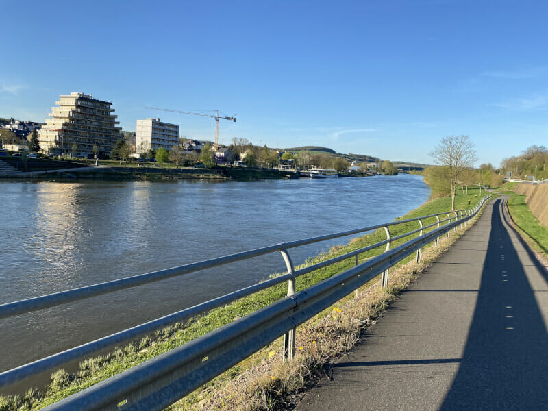 Grevenmacher von Wellen aus an der Mosel betrachtet. Moselradweg.