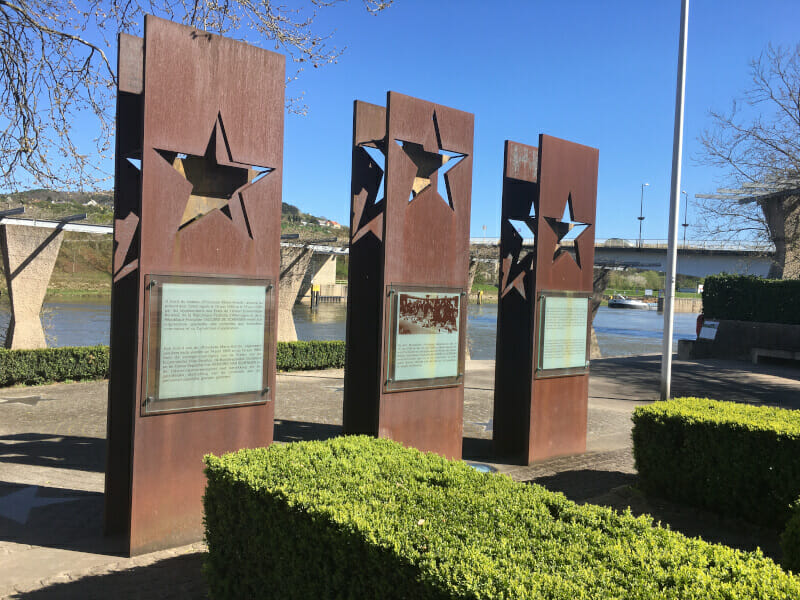 Denkmal für das Schengen-Abekommen in Schengen - Moselradweg