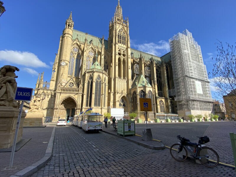 Kathedrale in Metz mit Gravelbike - Moselradweg.