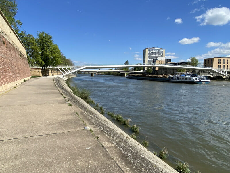 Thionville bzw. Diedenhofen - Schiff mit Holz auf der Mosel - Moselradweg.