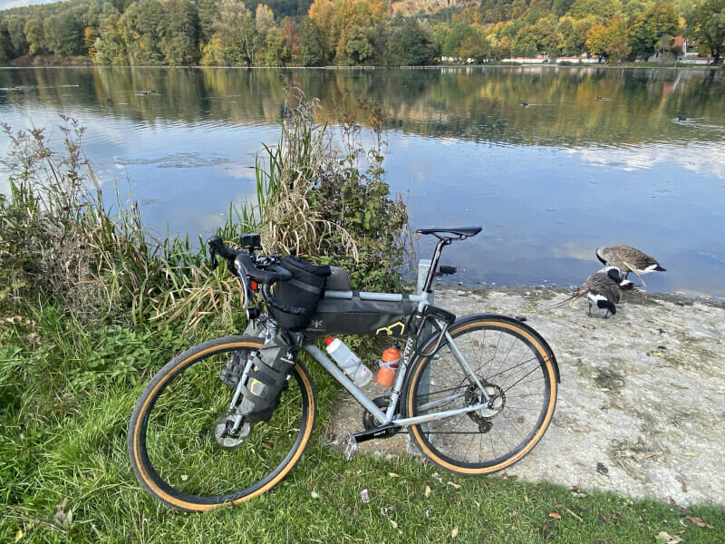 Gravelbike vor Itzelberger See am Brenztalradweg.