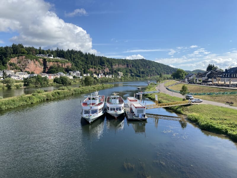 Mosel in Trier - Blick auf Schiffe - Drei-Länder-Route